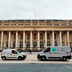 Véhicules d'intervention TV NET devant la mairie de Bordeaux, partenaire TV NET